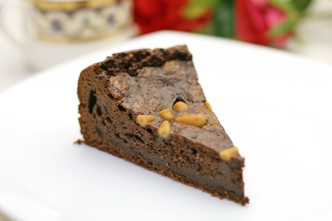 25周年記念・復刻版松の実のガトーショコラ！！